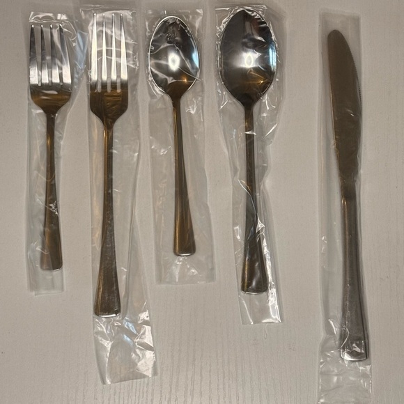 Reed & Barton Sint Maarten Stainless Steel Cutlery Set - Picture 2 of 9